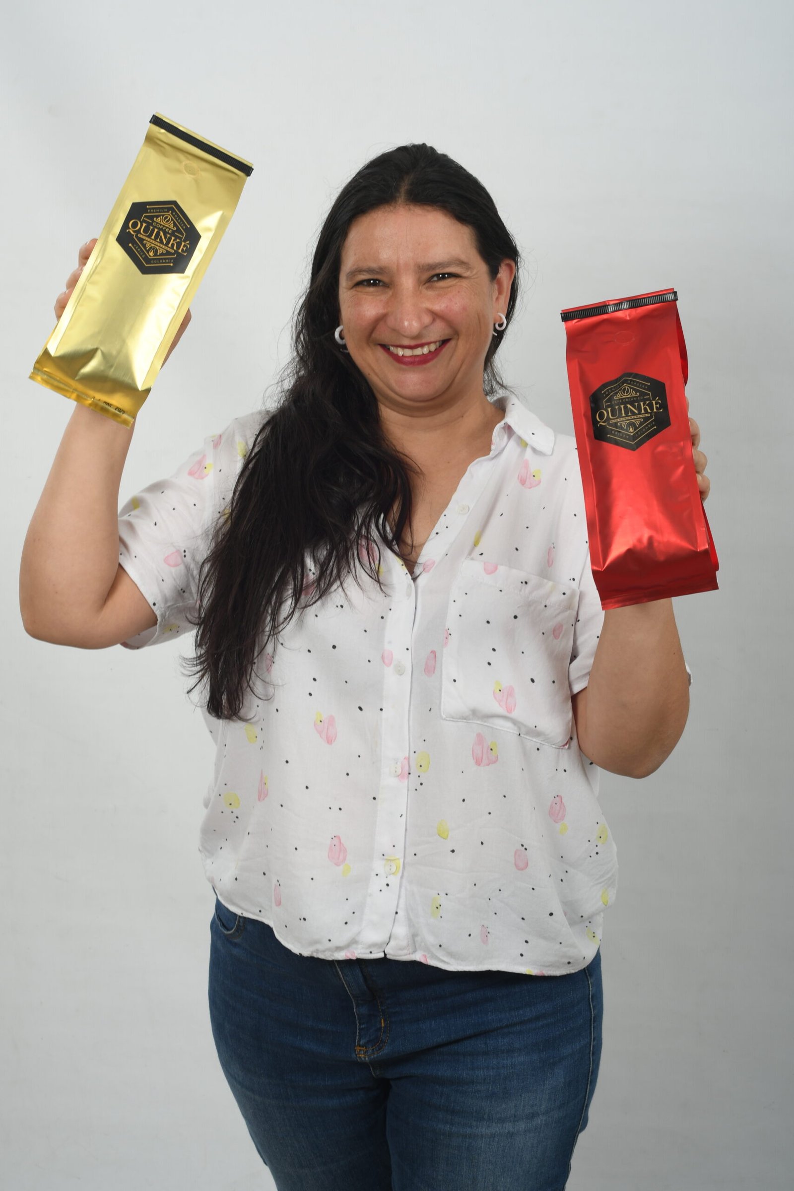 Maricela Maya con bolsas de café QUINKÉ